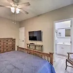 Sun-Lit Condo In Myrtle Beach With Pool!