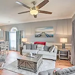 Myrtle Beach Condo With Pool Less Than 2 Mi To The Coast!
