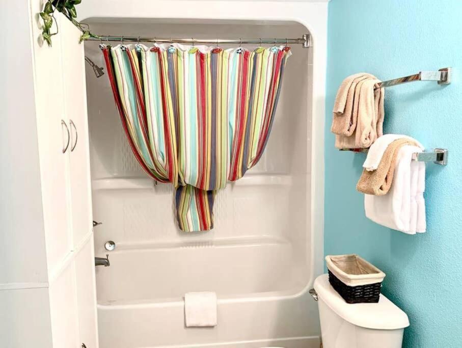 *wonderful Amenities*queen Beds * Pools & More*c50 Apartment
