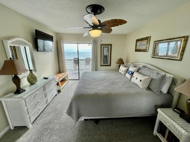 Apartment Sea Cloisters 301b