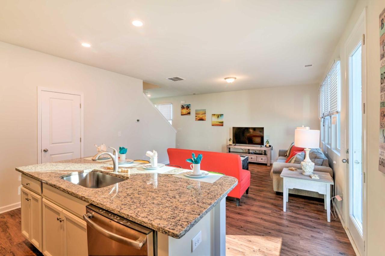 Holiday home Colorful Myrtle House 2 Mi To Beaches!