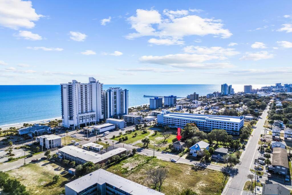 Holiday home Dazzling Centrally Located Ocean View W 2 Kings, Huge Private Yard, 2 Decks, Firepit, Bbq