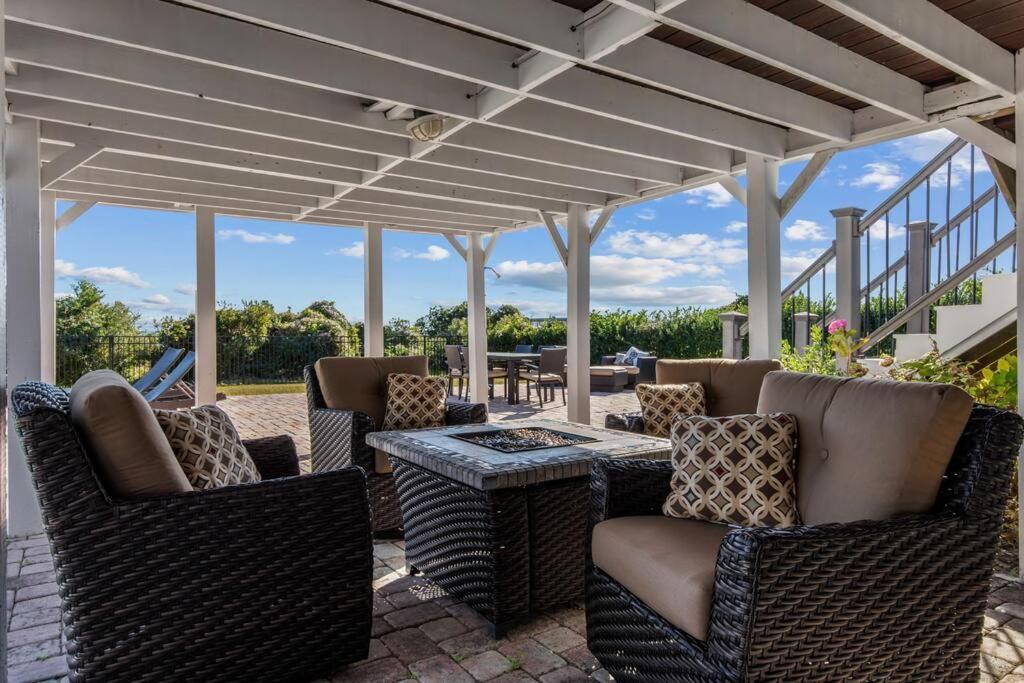 Posh Oceanfront Oasis: Private Pool, & Game Holiday home