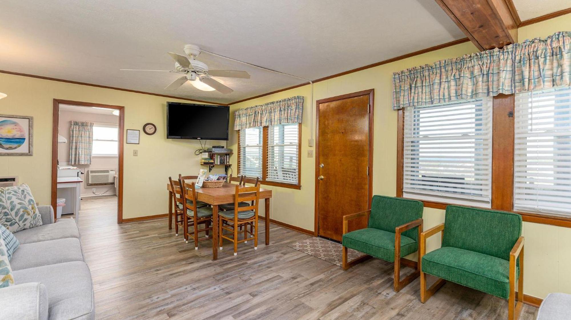 Barnett House Bottom - Oceanfront - Windy Hill Section Holiday home *
