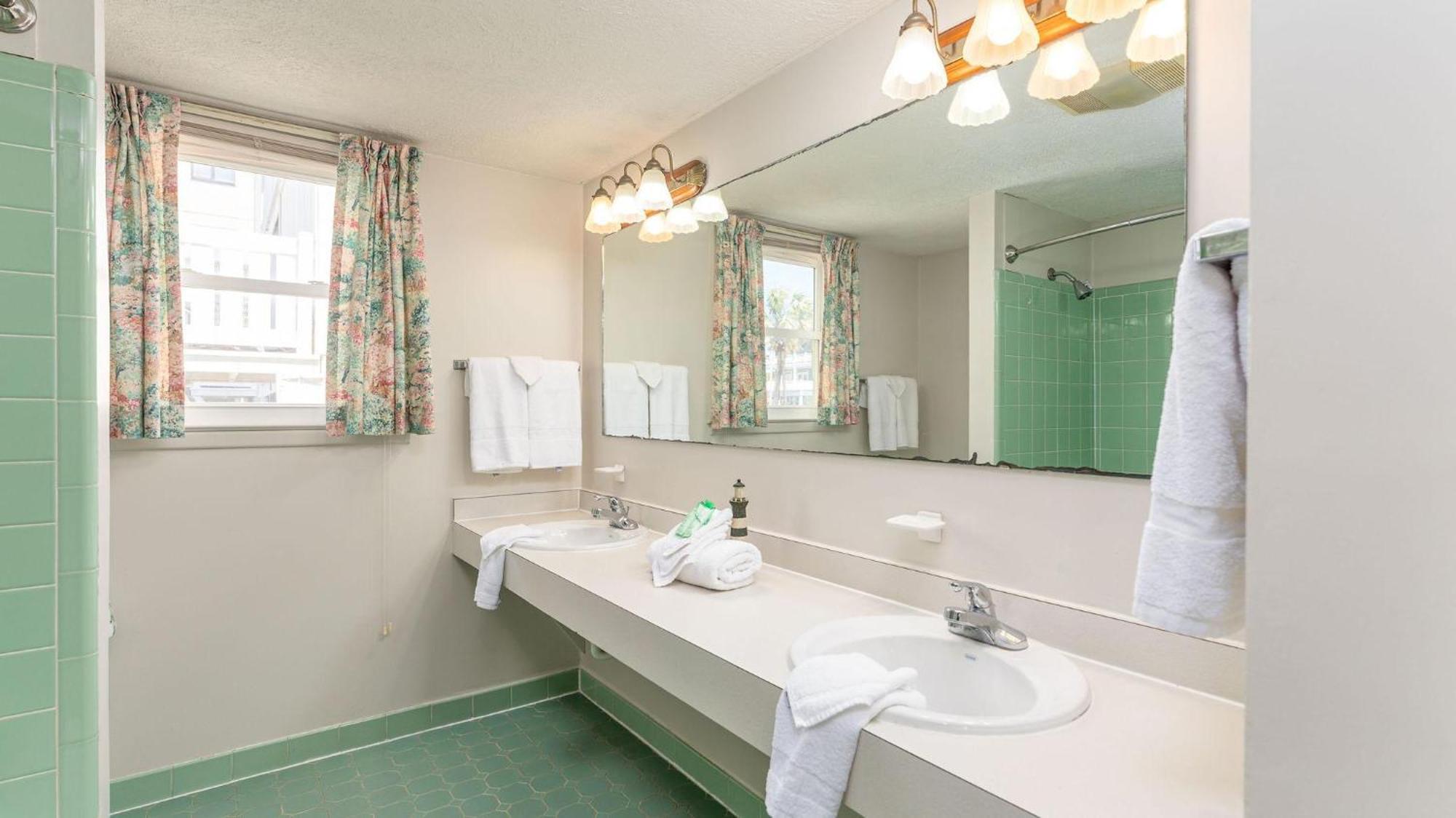 Barnett House Bottom - Oceanfront - Windy Hill Section Holiday home