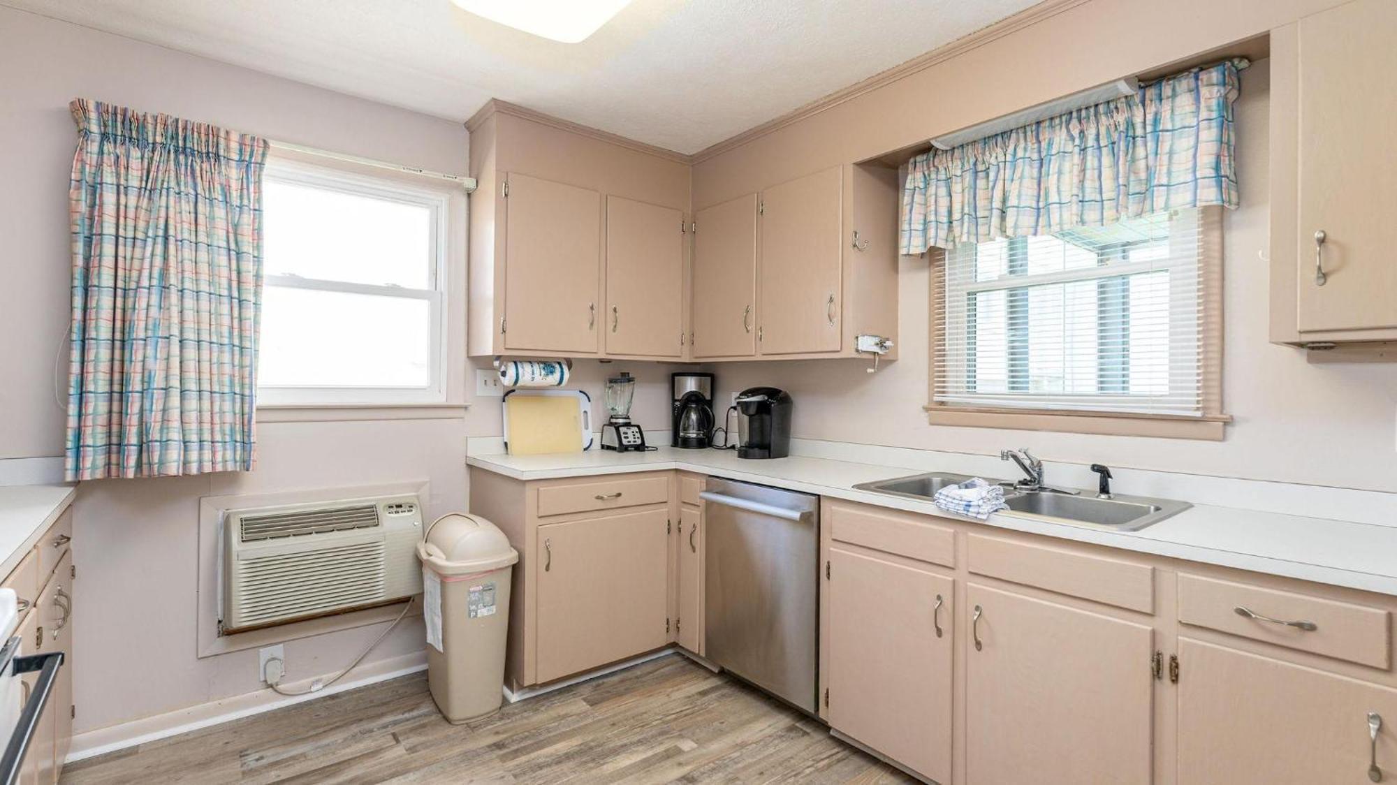 Barnett House Bottom - Oceanfront - Windy Hill Section Holiday home *