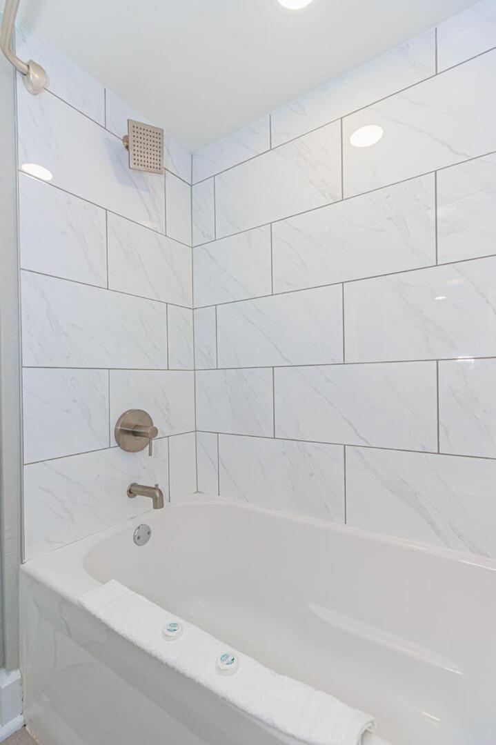 Immaculate Ocean View Double Queen Suite! Beautifully Upgraded!-grande Cayman Unit 316 *