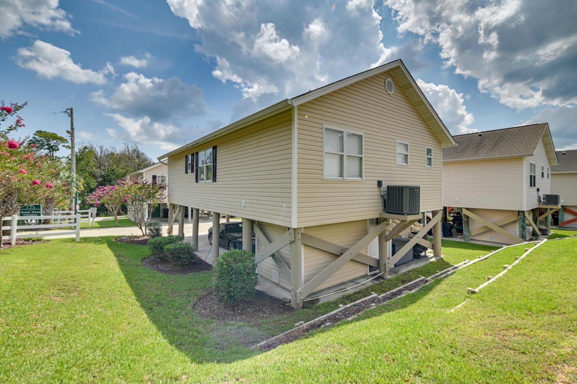 Updated Myrtle With Shared Pool! Holiday home