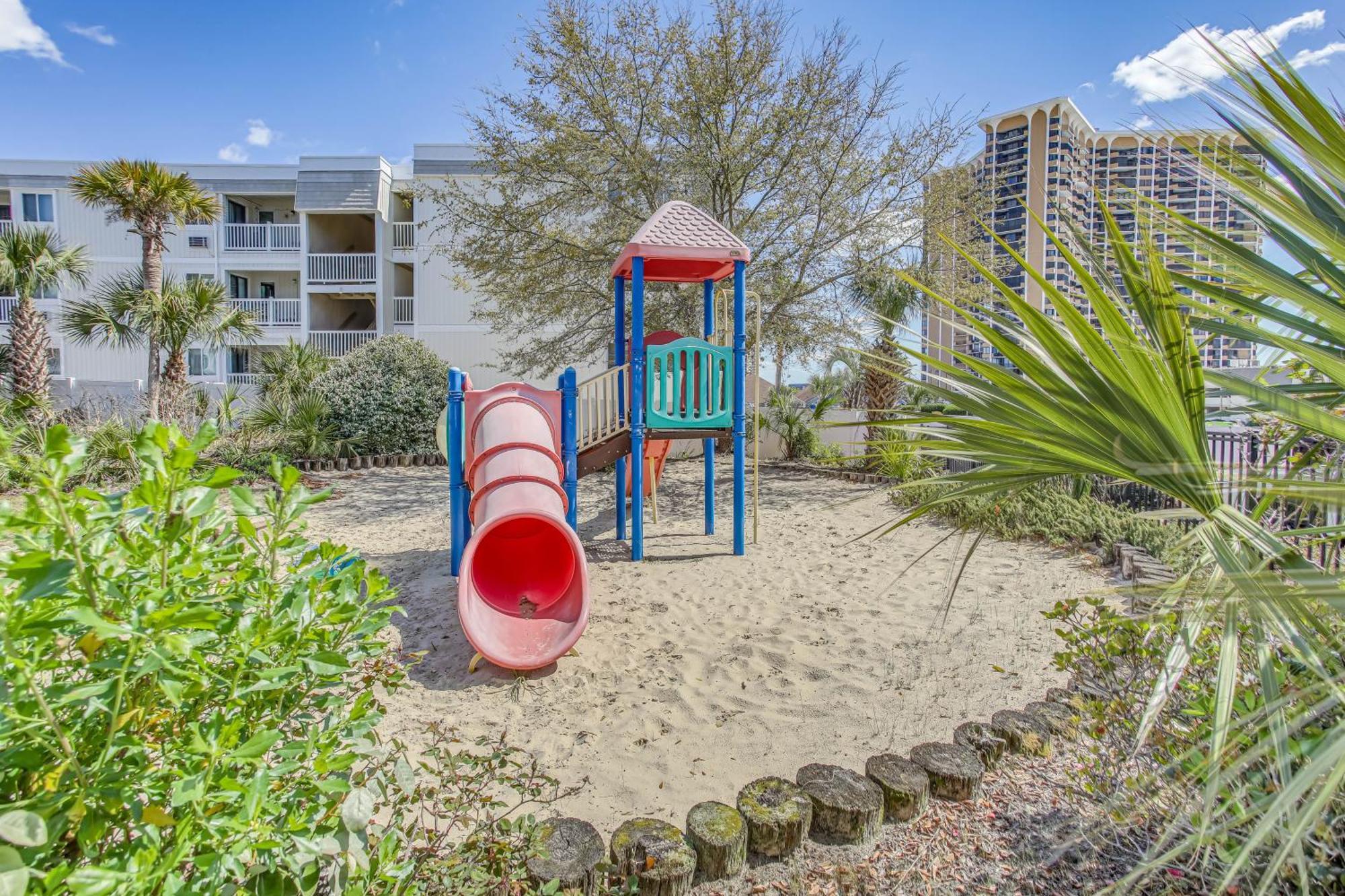 Myrtle With Pool Access - Walk To Beach! Apartment