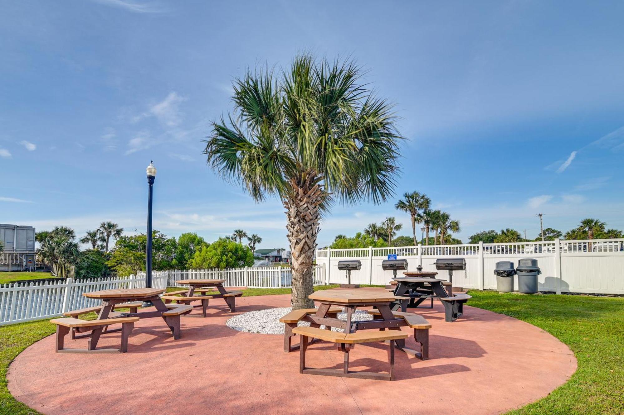 Myrtle With Pool - Walk To Beach! Apartment Myrtle Beach