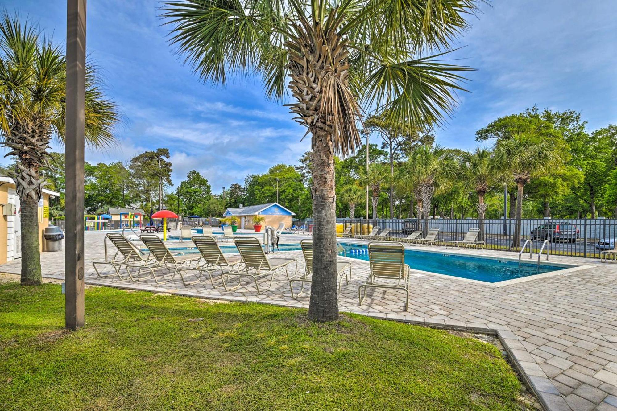 Apartment Myrtle With Pool - Walk To Beach!