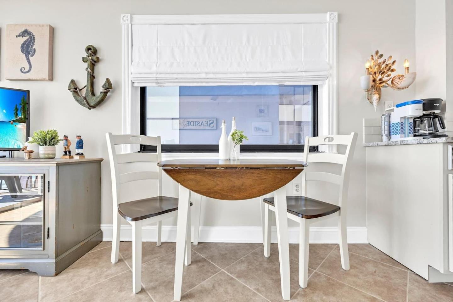 Apartment Couples Retreat On The Ocean Wwasher And Dryer!