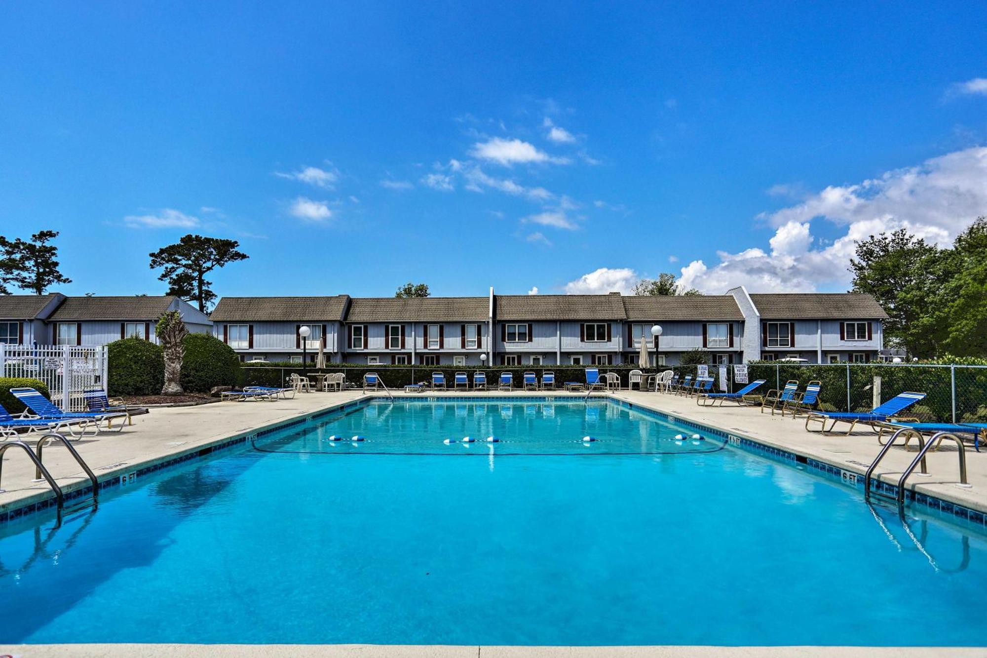 North Myrtle Townhome With Pool Access