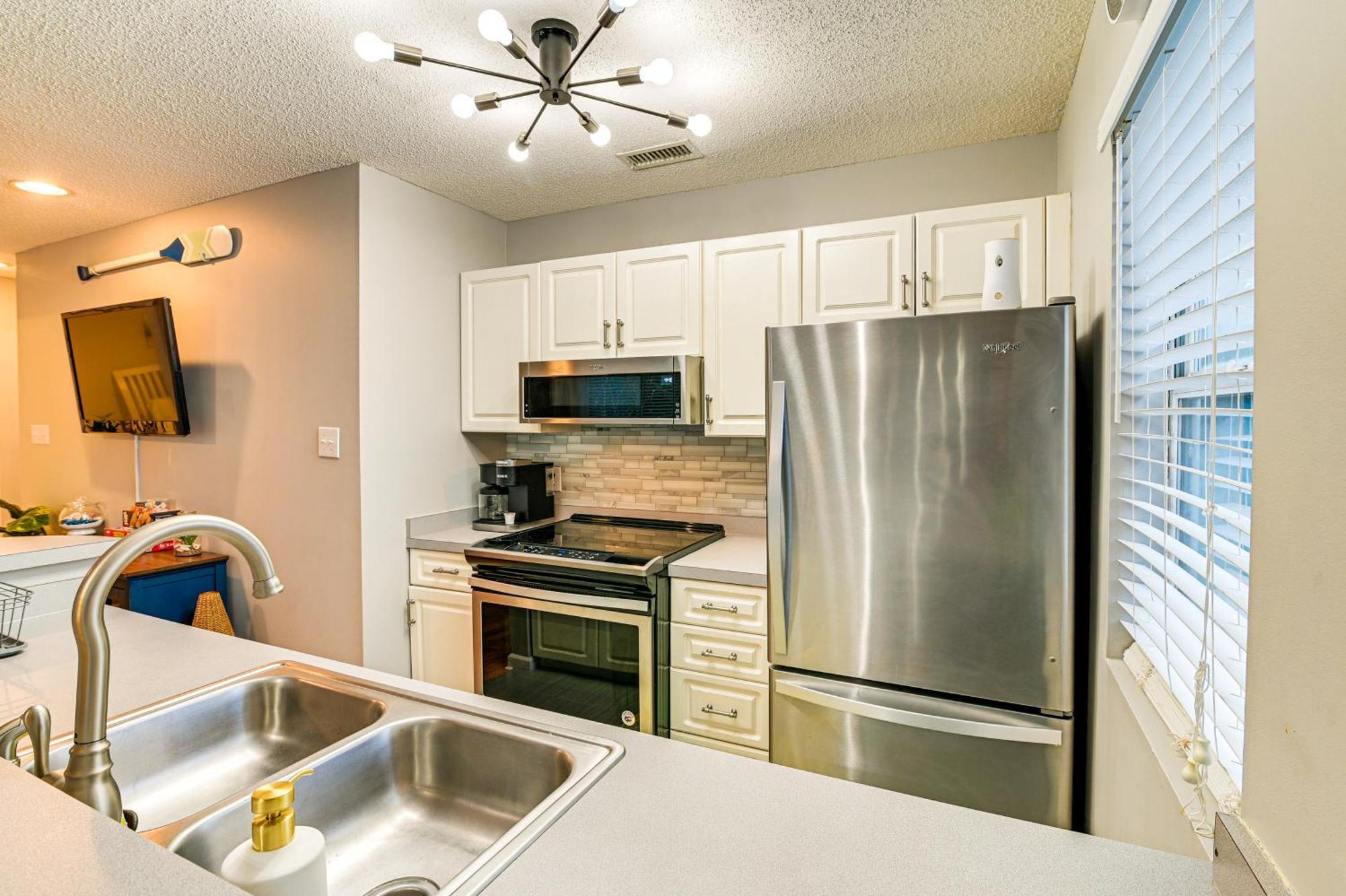Myrtle Retreat With Balcony Near Boardwalk!