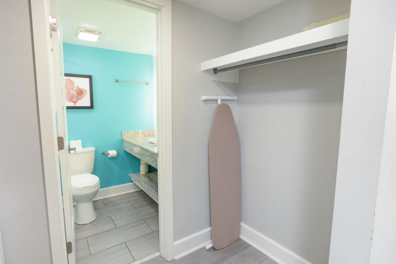 Oceanview Grande Cayman- Waterslides - Tiki Bar Apartment *