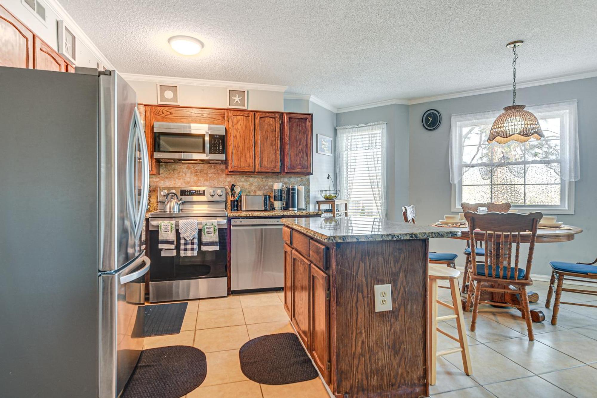Screened Balcony And Perks North Myrtle Apartment