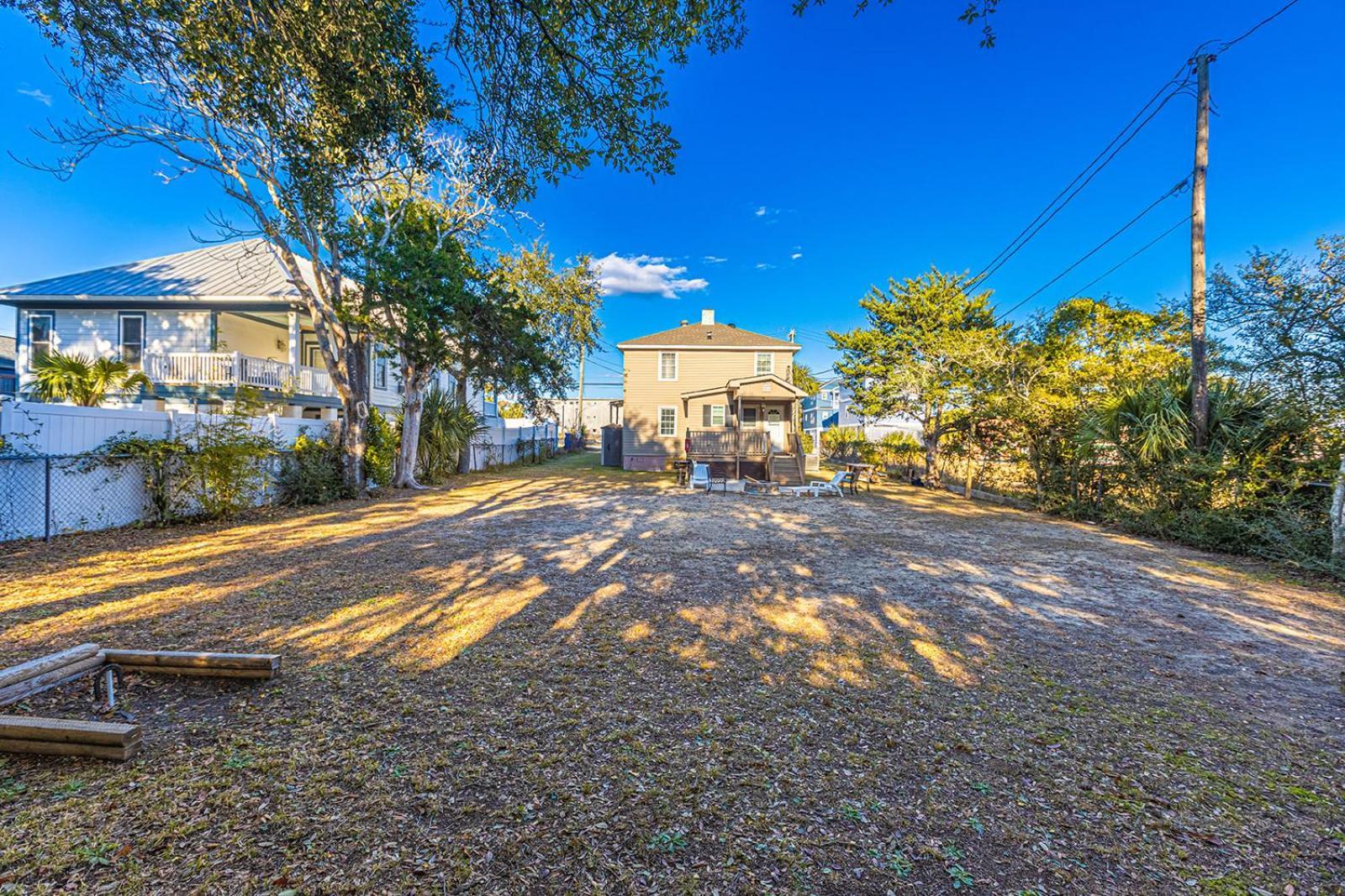 Dazzling Centrally Located Ocean View W 2 Kings, Huge Private Yard, 2 Decks, Firepit, Bbq Holiday home *