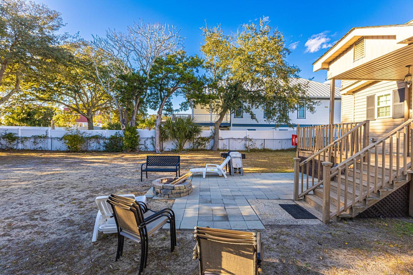 Holiday home Dazzling Centrally Located Ocean View W 2 Kings, Huge Private Yard, 2 Decks, Firepit, Bbq