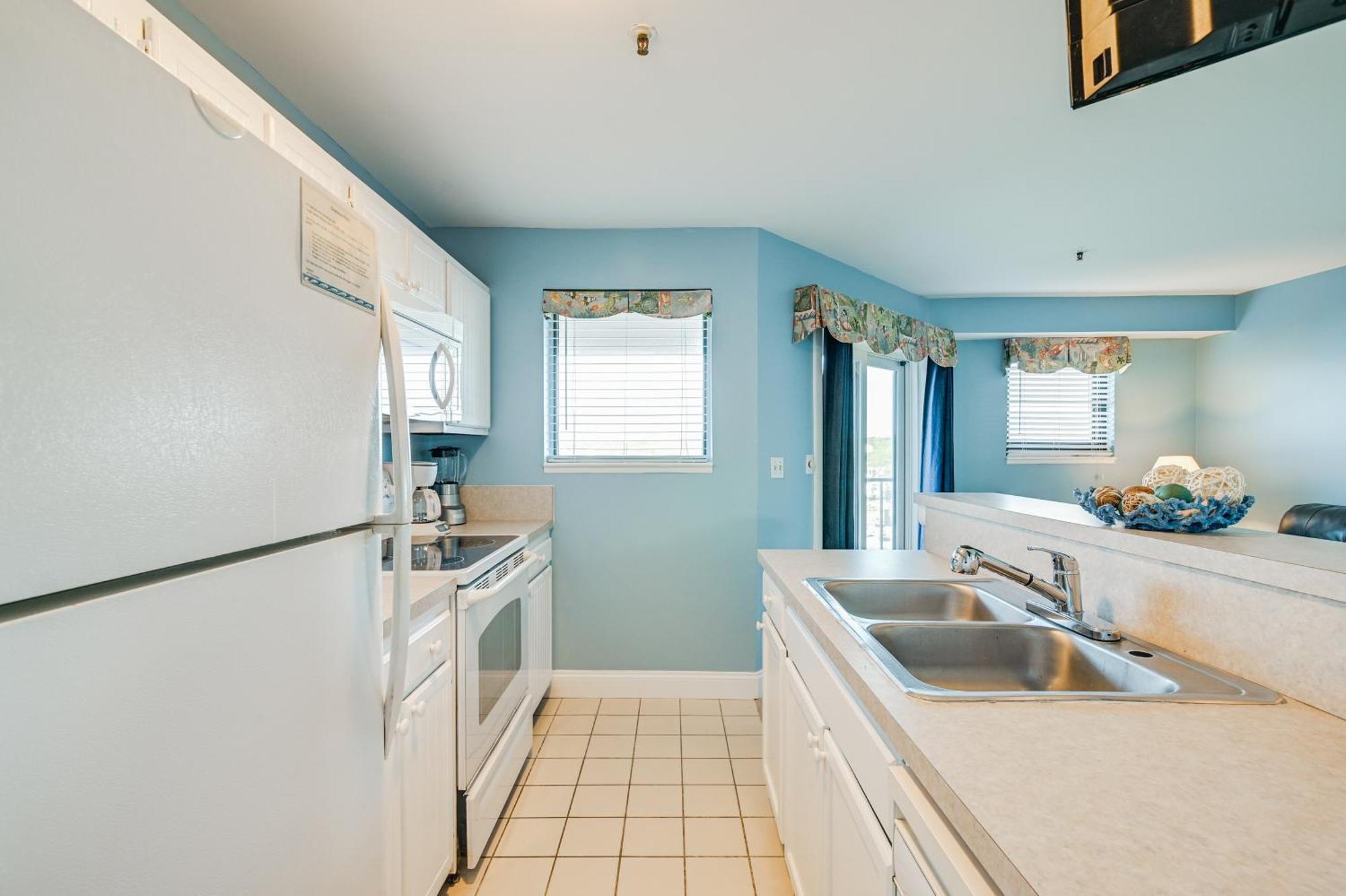 Myrtle With Pool - Walk To Beach! Apartment