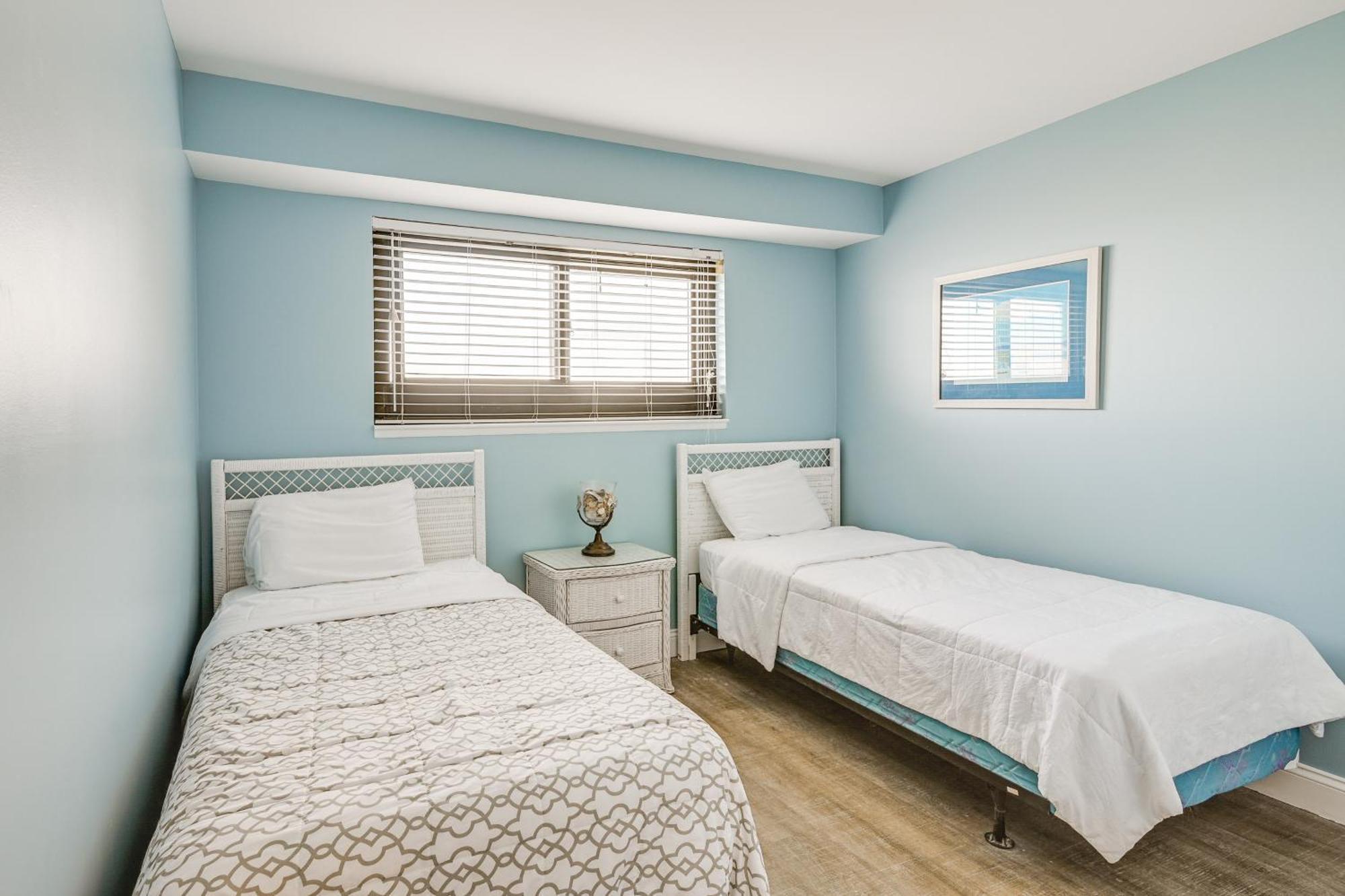 Myrtle With Pool - Walk To Beach! Apartment