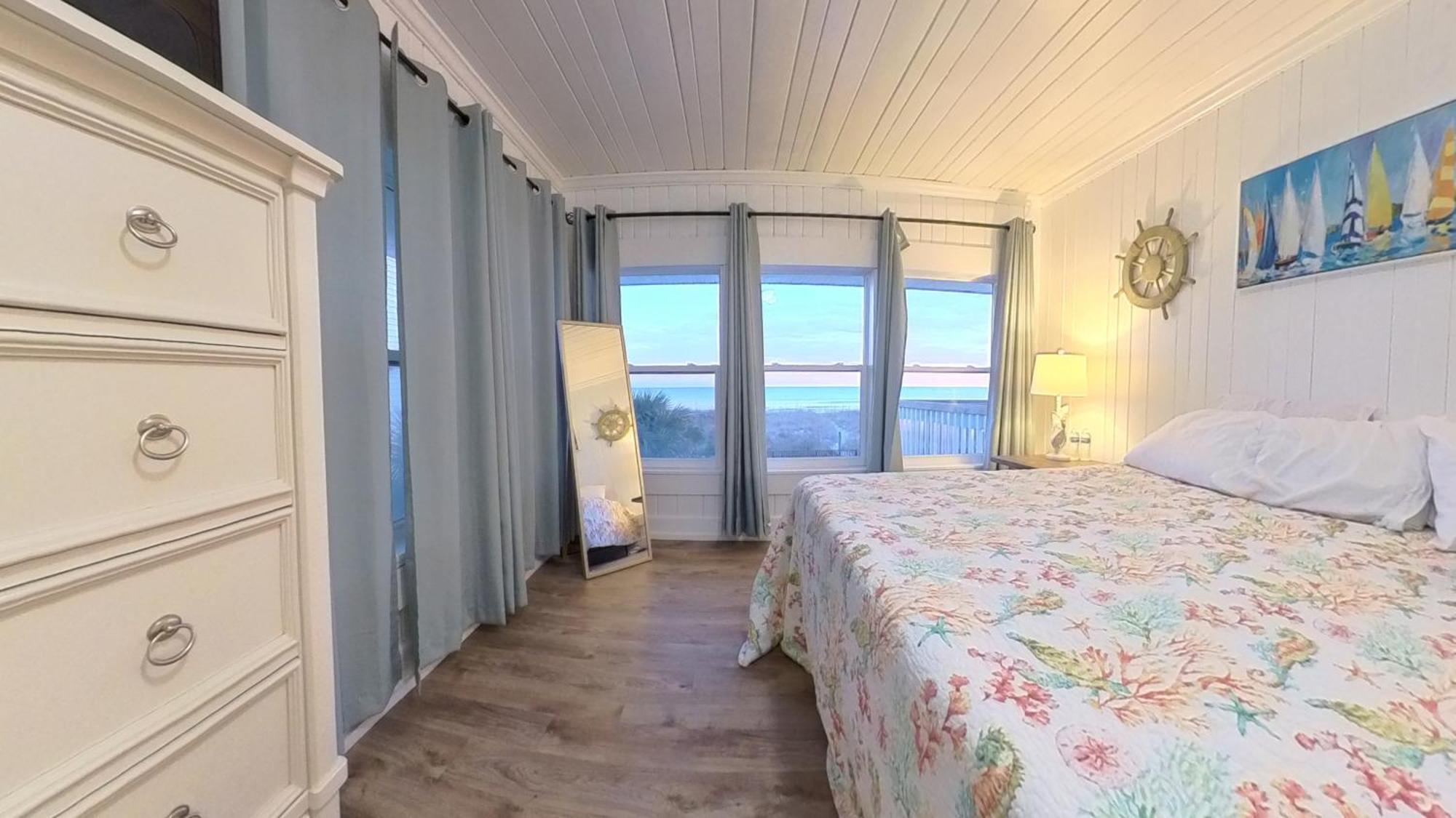 Oceanfront, Centrally Located, Huge 5k Sq Ft W Huge Private Pool, Hot Tub, & Gameroom Holiday home *