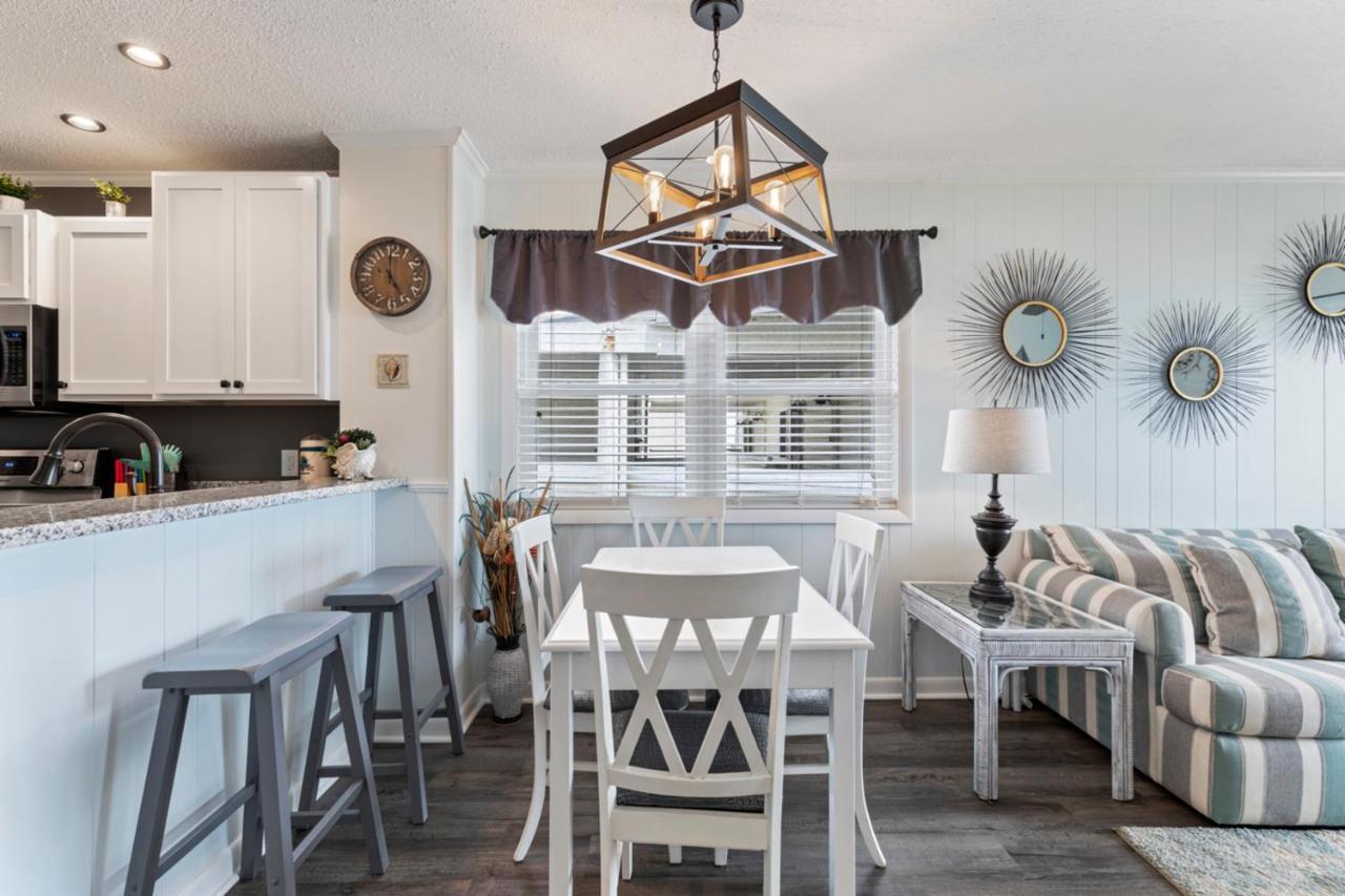 Bright And Sunny With Stunning Oceanfront *