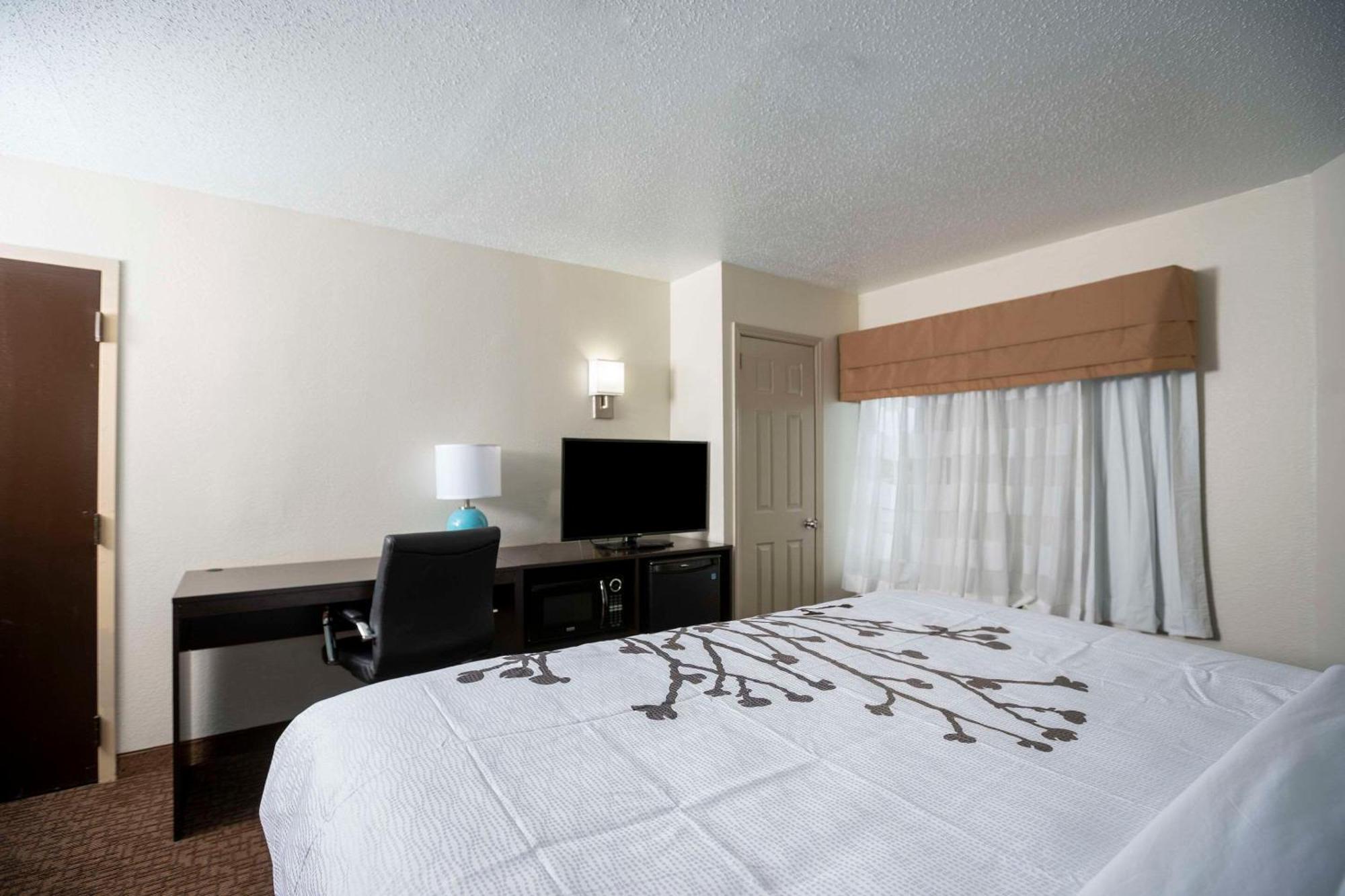 Hotel Sleep Near Outlets 2*