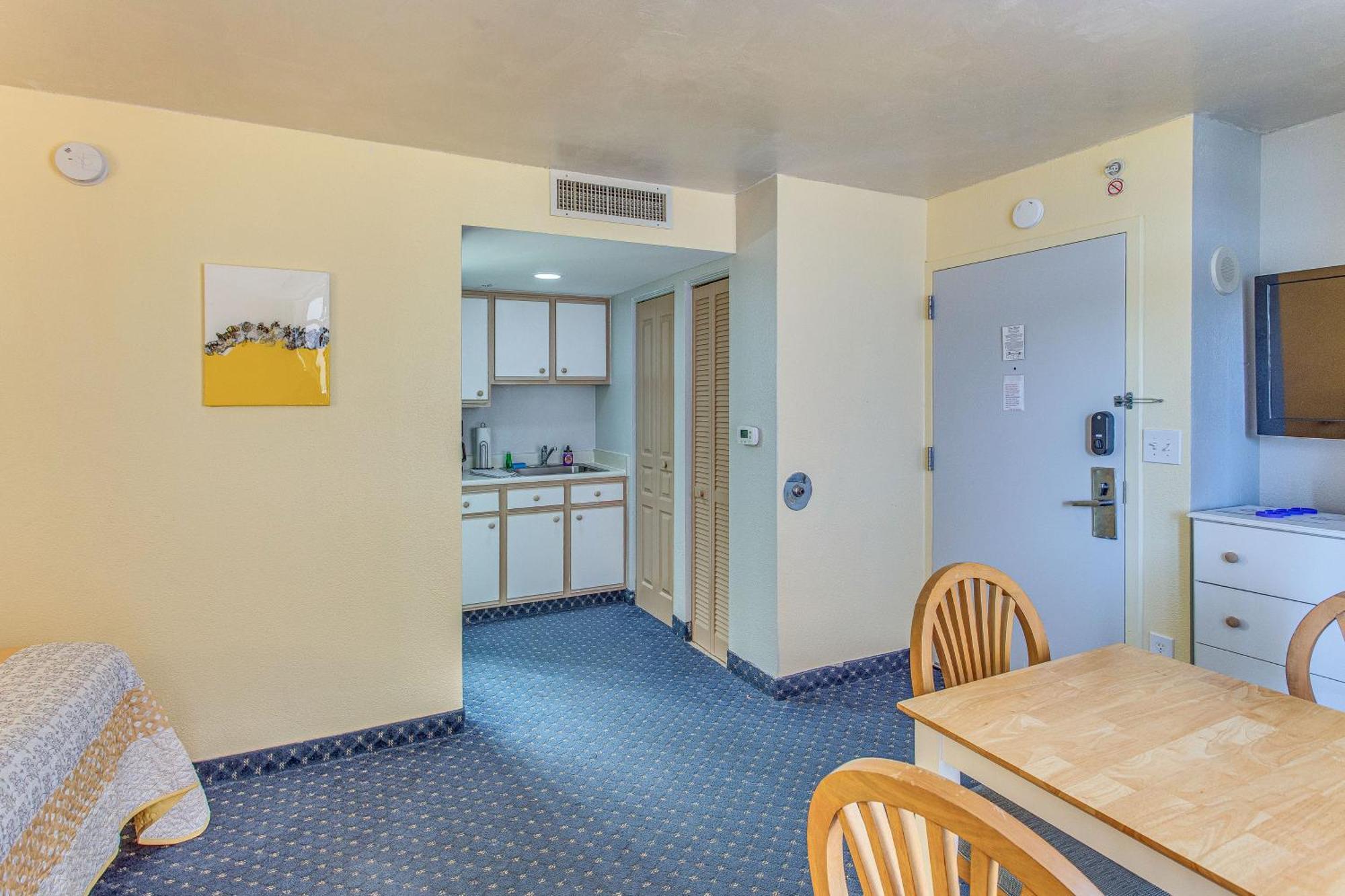 Bay Watch With Amenities! Apartment