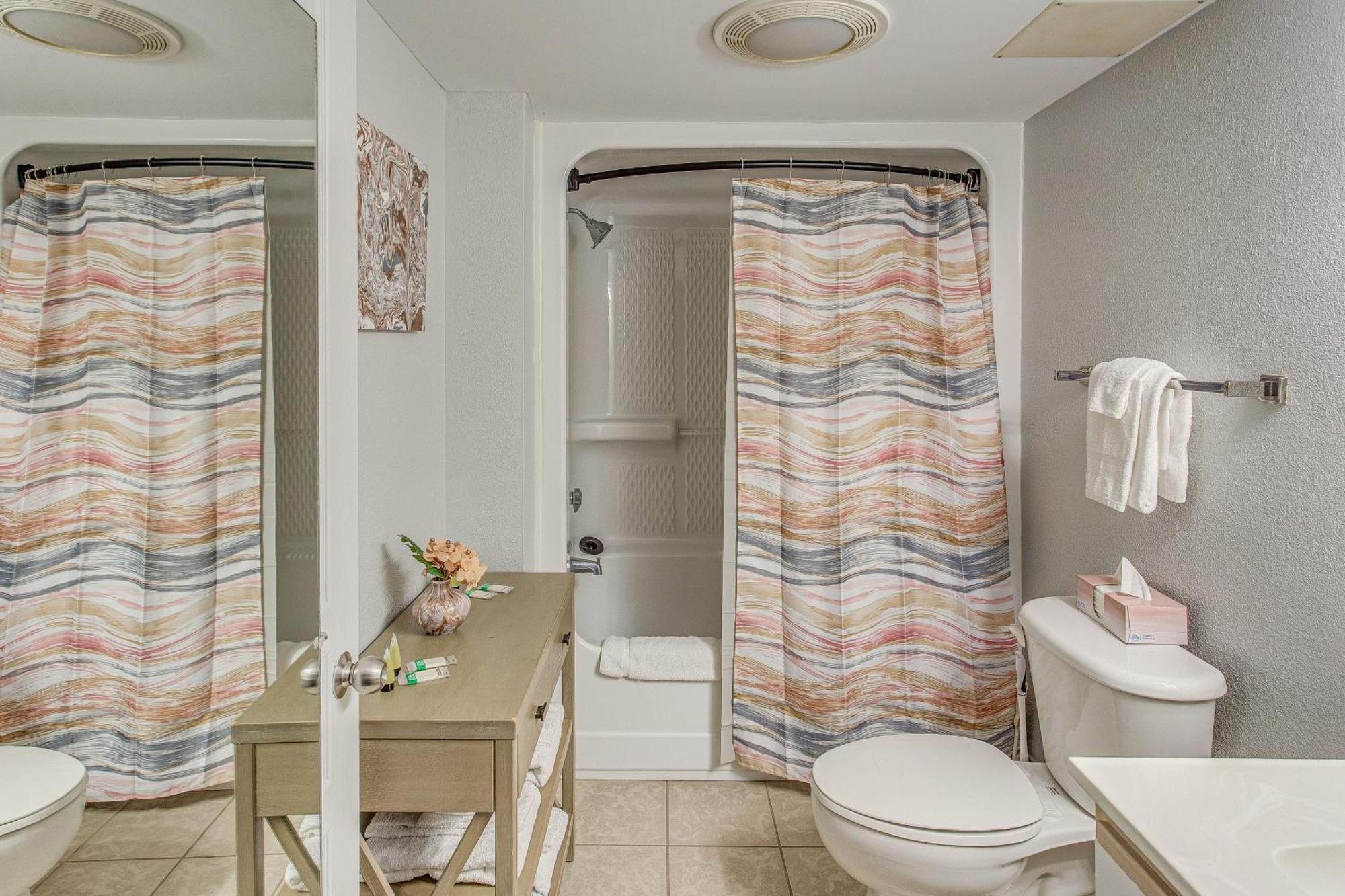 Bay Watch With Amenities! Apartment